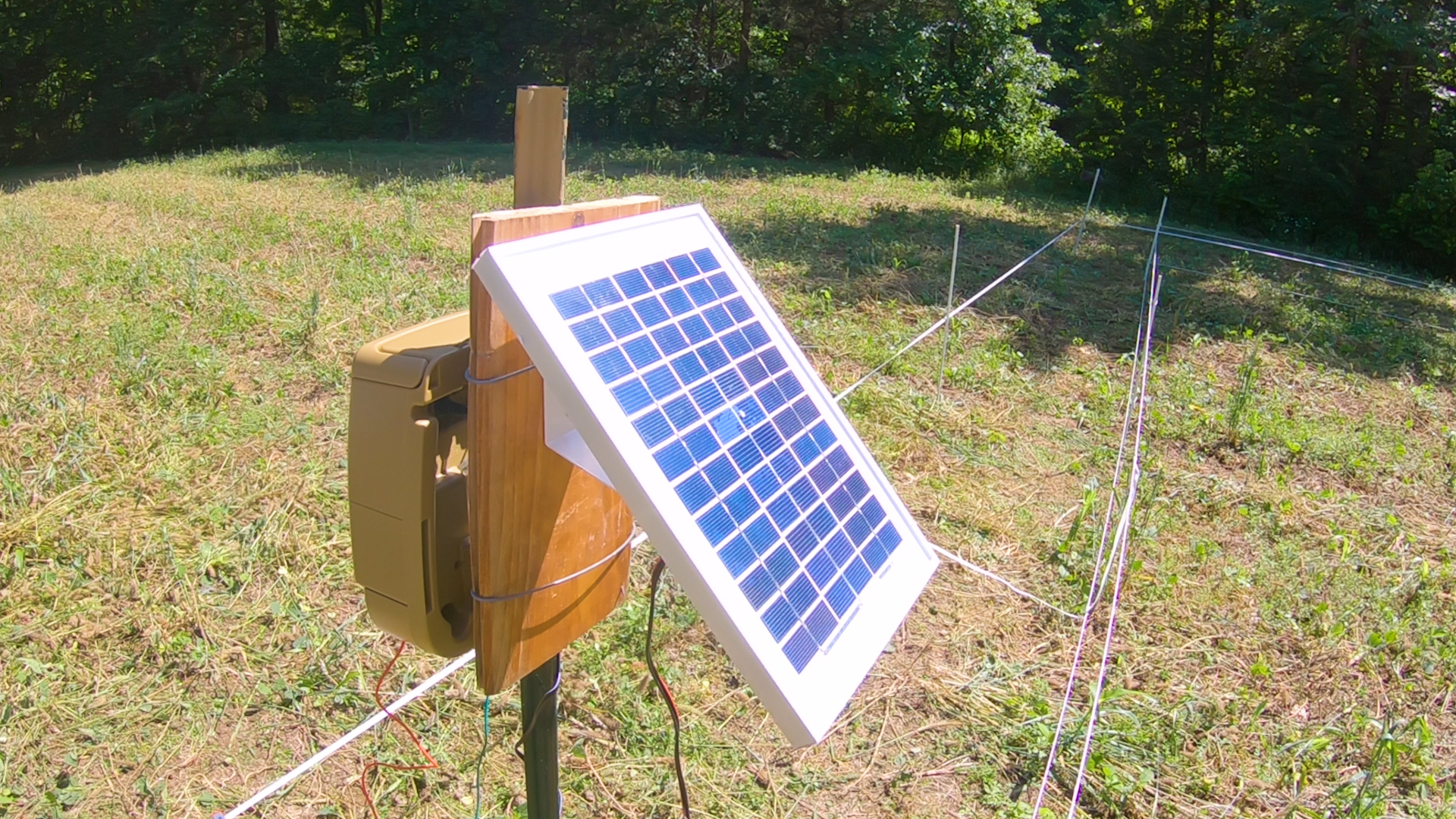 hot zone fence with solar panel